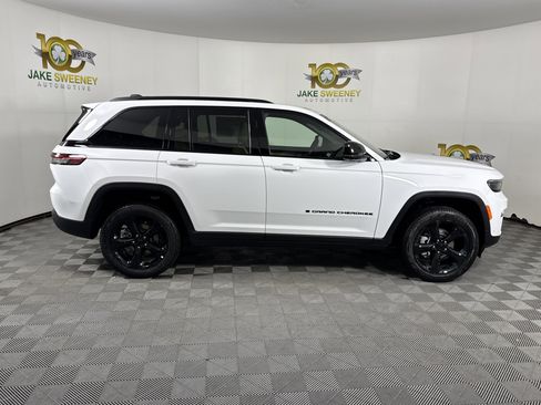 New 2025 Jeep Grand Cherokee Limited w/ Luxury Tech Group II image 11