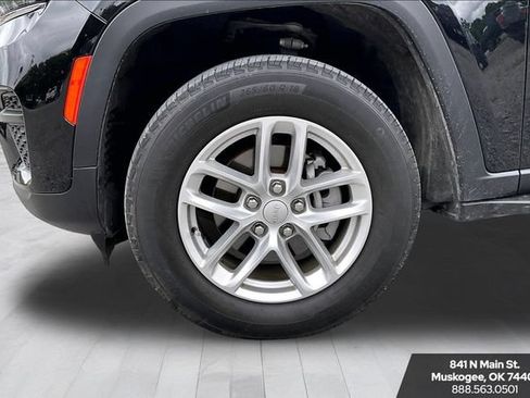 Used 2024 Jeep Grand Cherokee Laredo AWD/4WD image 33
