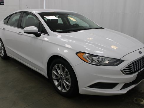 Used 2017 Ford Fusion SE image 3