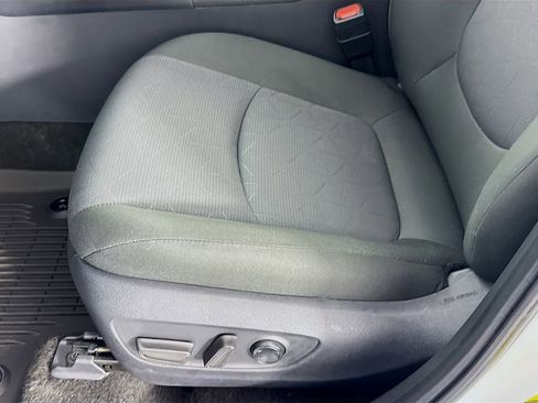Used 2025 Toyota RAV4 XLE AWD/4WD image 19