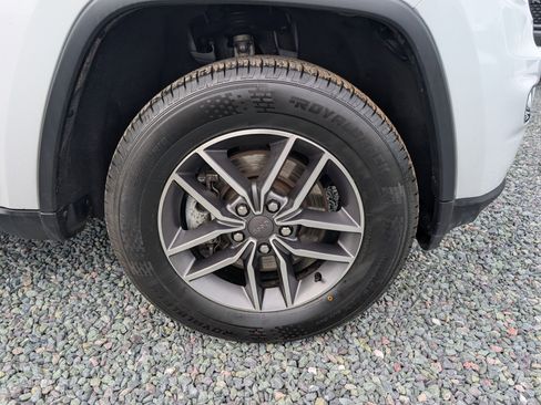 Used 2021 Jeep Grand Cherokee Limited AWD/4WD image 9