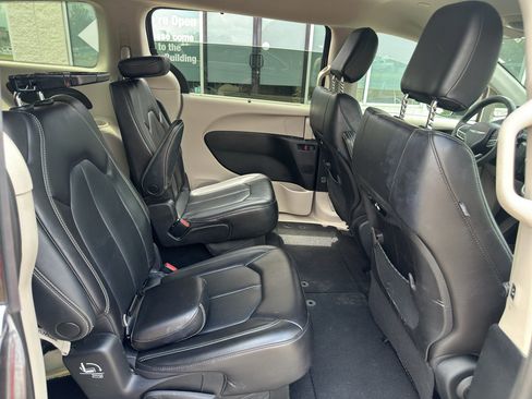 Used 2023 Chrysler Pacifica Touring-L FWD image 10