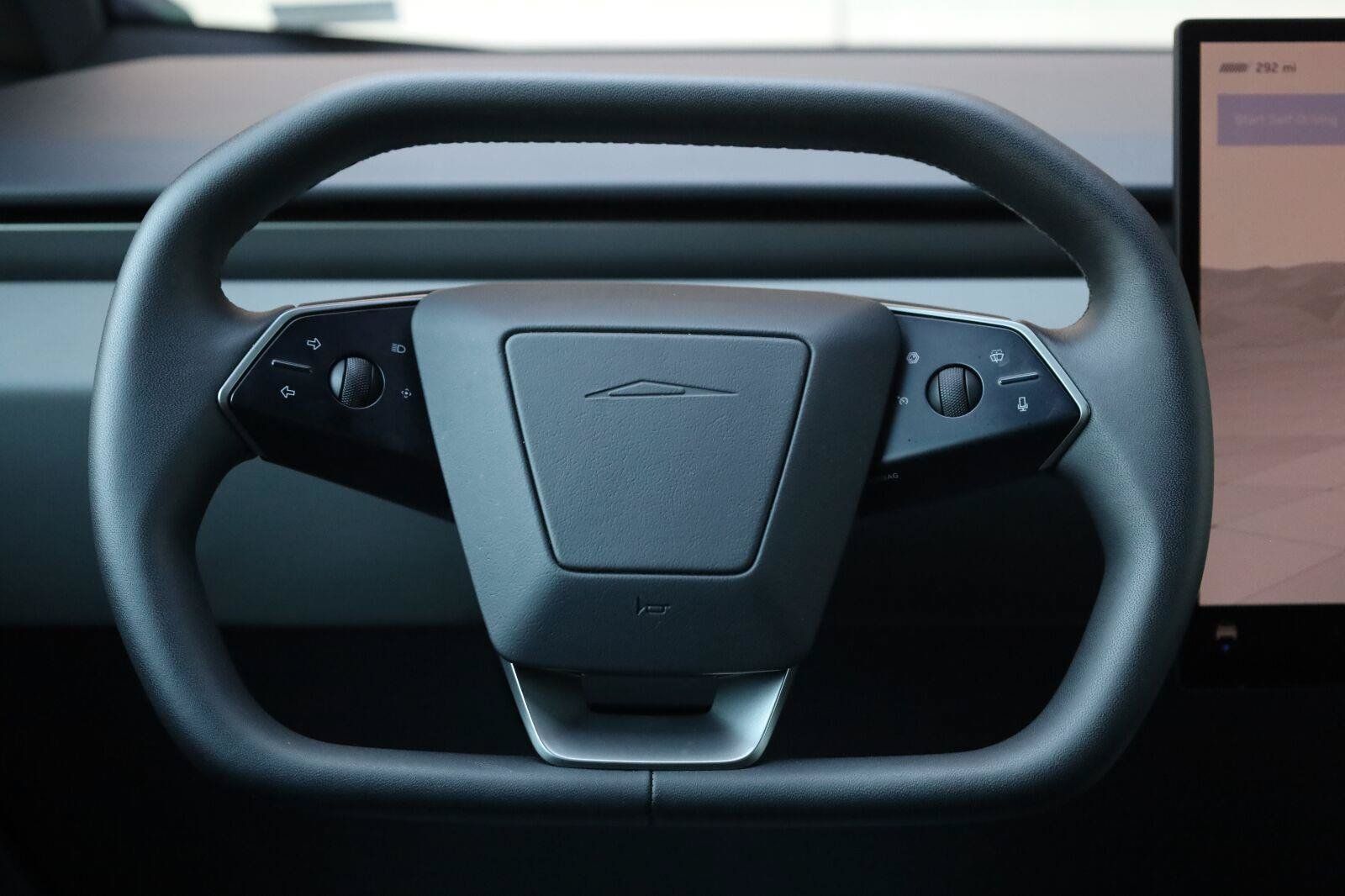 Used 2025 Tesla Cybertruck 2WD Crew Cab image 32