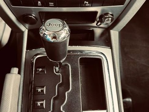 Used 2007 Jeep Commander Sport w/ Trailer Tow Group IV image 40