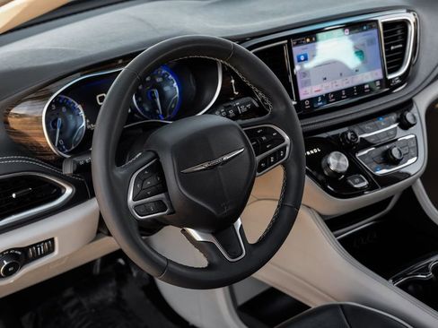 Used 2023 Chrysler Pacifica Limited image 12