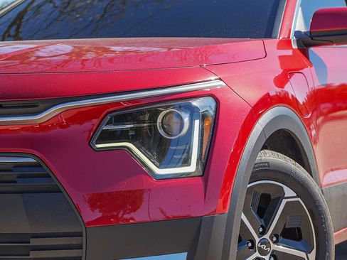 Certified 2025 Kia Niro EX image 3