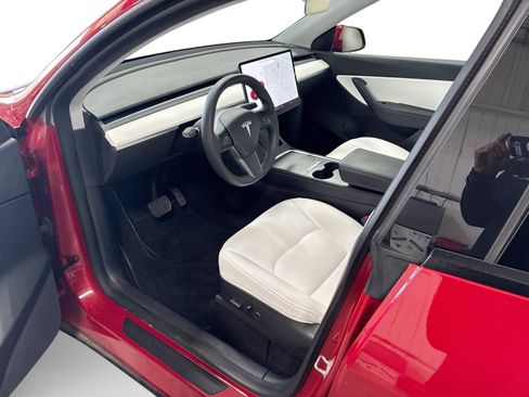 Certified 2021 Tesla Model Y Long Range AWD/4WD image 9