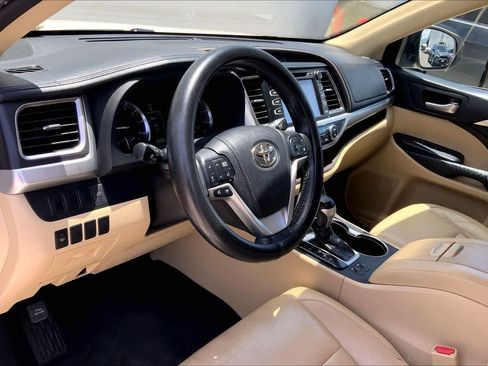 Used 2014 Toyota Highlander XLE w/ Preferred Accessory Package AWD/4WD image 2