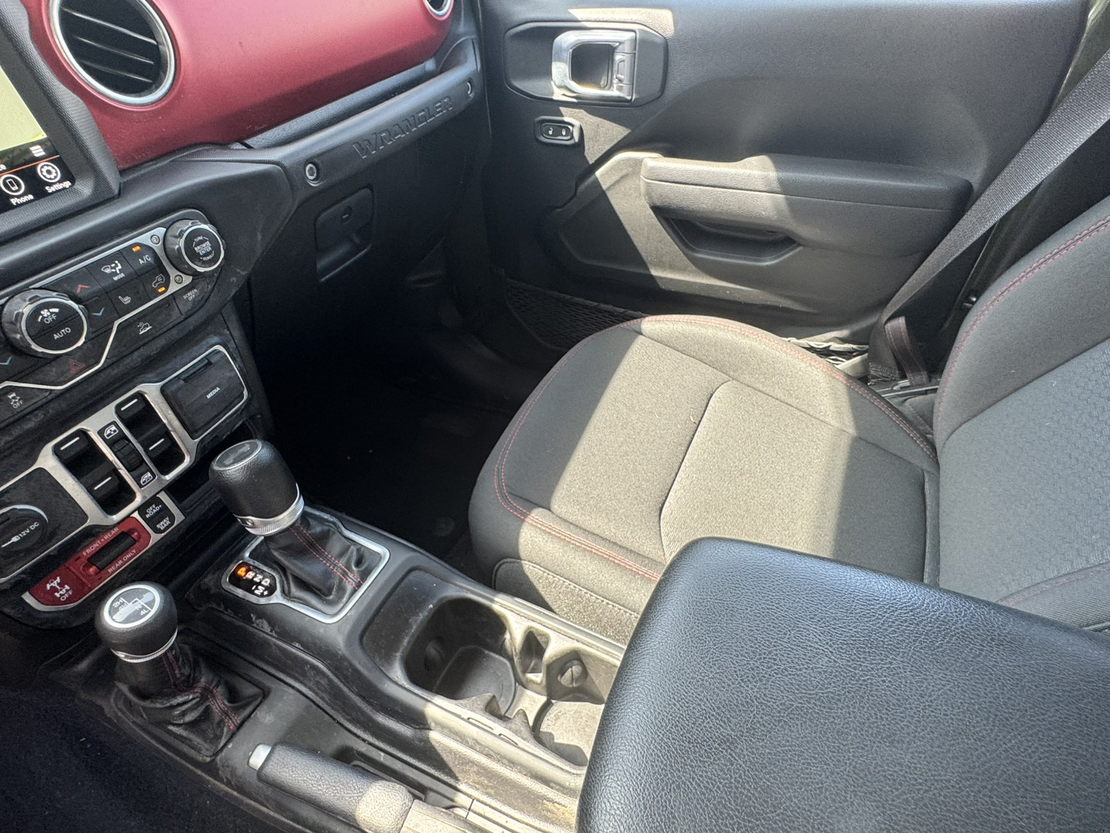 Used 2022 Jeep Wrangler Unlimited Rubicon AWD/4WD image 30