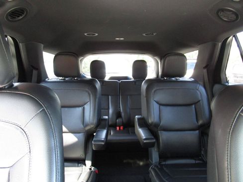 Used 2020 Ford Explorer XLT w/ Equipment Group 202A RWD image 32