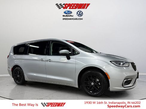 Used 2023 Chrysler Pacifica Touring-L FWD image 1