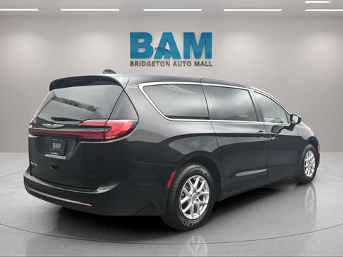 Used 2024 Chrysler Pacifica Touring-L FWD image 6