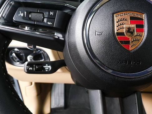 Certified 2025 Porsche Macan image 10