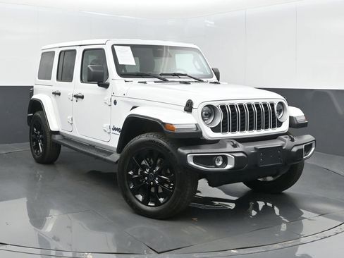 Used 2025 Jeep Wrangler Unlimited Sahara image 2