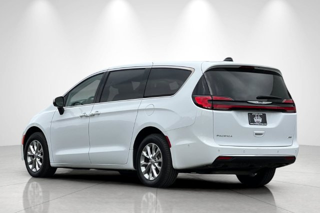 Used 2023 Chrysler Pacifica Touring-L AWD/4WD image 6