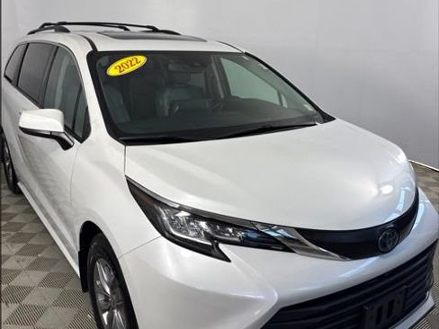 Used 2022 Toyota Sienna XLE FWD image 1