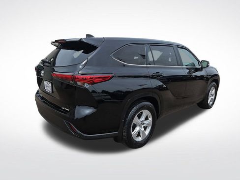 Used 2023 Toyota Highlander LE AWD/4WD image 5