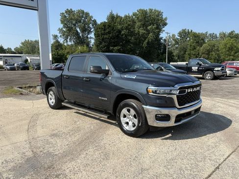 Used 2025 RAM 1500 Big Horn AWD/4WD image 3