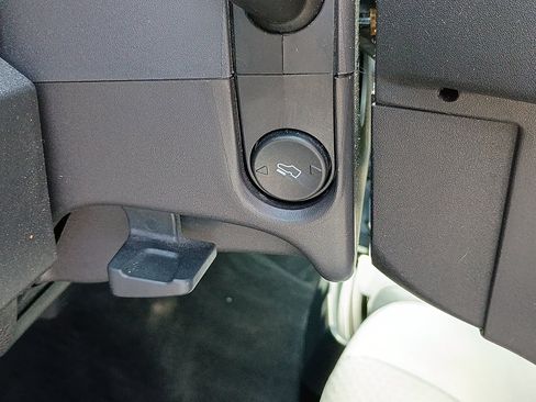 Used 2011 Ford F150 XLT w/ XLT Chrome Pkg AWD/4WD image 18