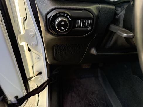 Used 2020 Jeep Gladiator Overland image 11