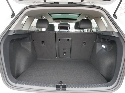 Certified 2025 Volkswagen Taos SE image 18