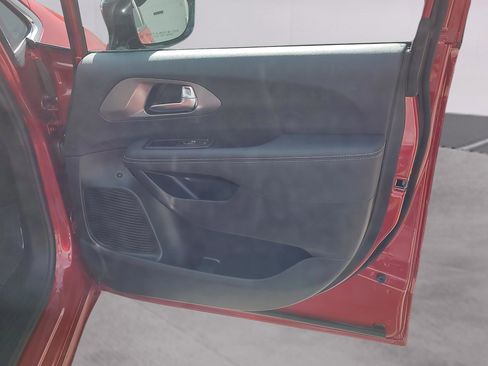 Used 2026 Chrysler Pacifica Select image 17