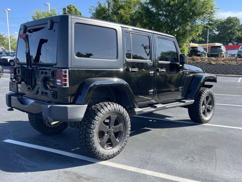 Used 2017 Jeep Wrangler Unlimited Sahara AWD/4WD image 4