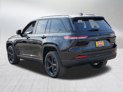 Used 2023 Jeep Grand Cherokee Limited w/ Black Appearance Package image 5