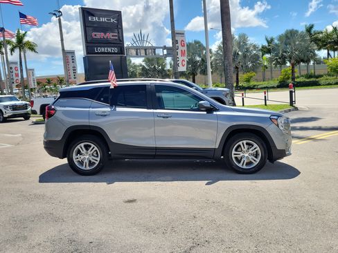 Used 2024 GMC Terrain SLE w/ Driver Convenience Package FWD image 4