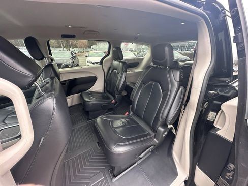 Used 2022 Chrysler Pacifica Touring-L image 21