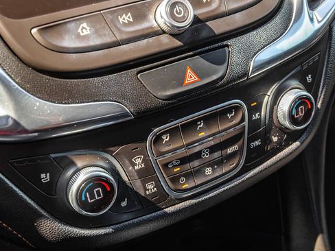 Used 2018 Chevrolet Equinox Premier FWD image 16