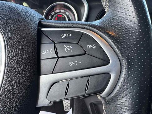 Used 2015 Dodge Challenger SRT image 19