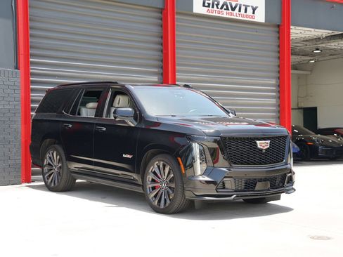Used 2025 Cadillac Escalade V AWD/4WD image 2