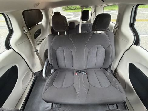 Used 2021 Chrysler Voyager L FWD image 17
