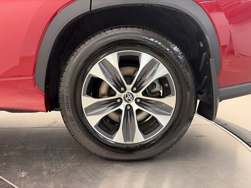 Used 2022 Toyota Highlander XLE AWD/4WD image 47