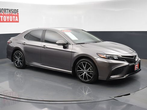 Used 2024 Toyota Camry SE image 6