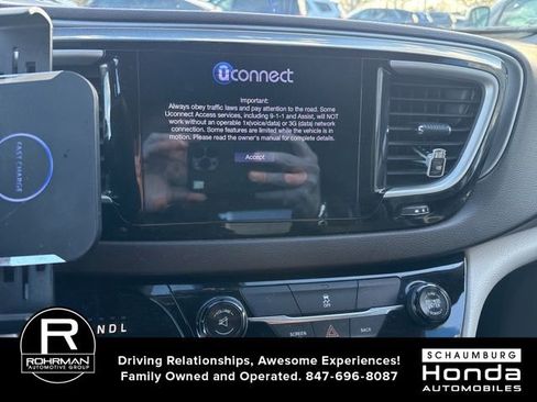 Used 2017 Chrysler Pacifica Touring w/ Tire & Wheel Group image 10