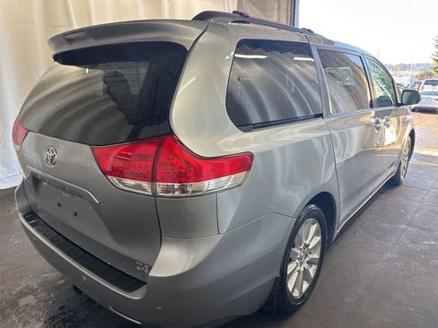 Used 2013 Toyota Sienna XLE w/ Premium Pkg image 3
