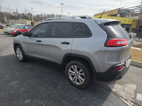 Used 2015 Jeep Cherokee Sport image 3