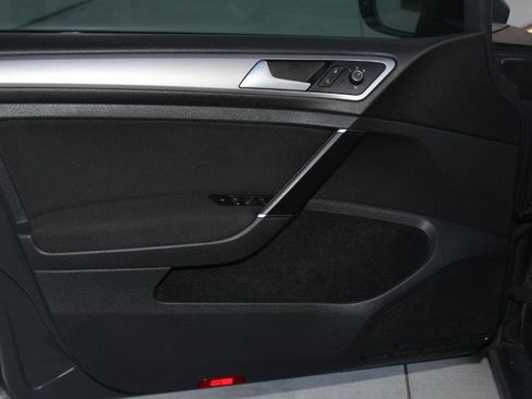 Used 2016 Volkswagen e-Golf SE image 12