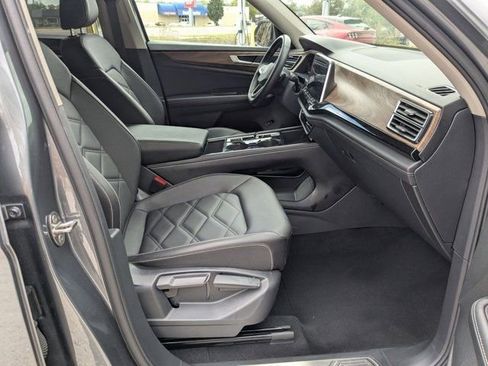 Used 2025 Volkswagen Atlas SE image 28