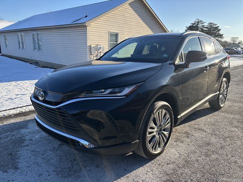 Used 2024 Toyota Venza XLE image 8