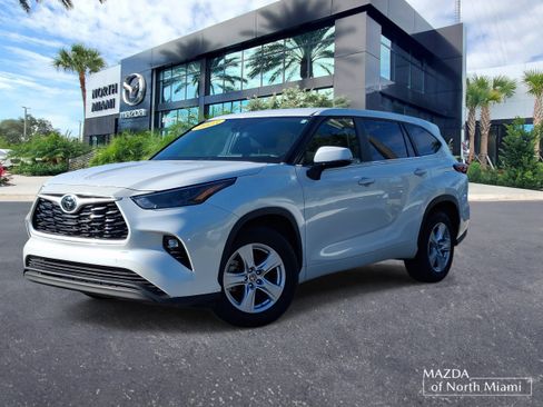 Used 2023 Toyota Highlander LE FWD image 1