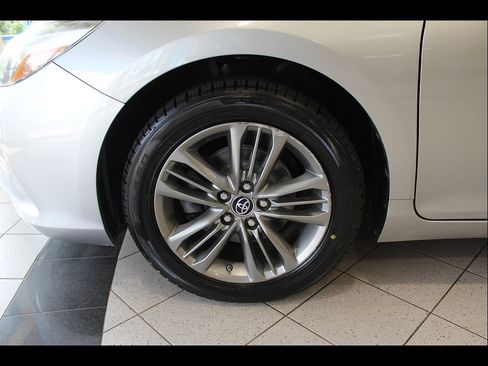 Used 2015 Toyota Camry SE FWD image 9