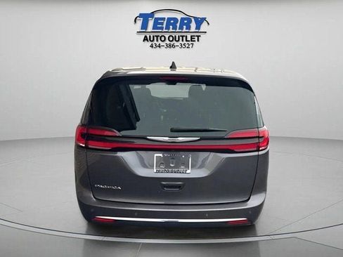 Used 2023 Chrysler Pacifica Touring-L FWD image 6