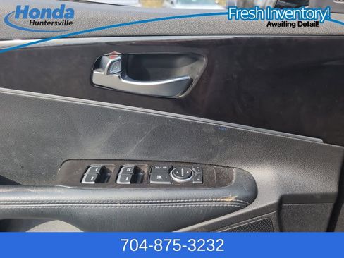 Used 2017 Kia Sorento LX w/ LX Convenience Package image 23