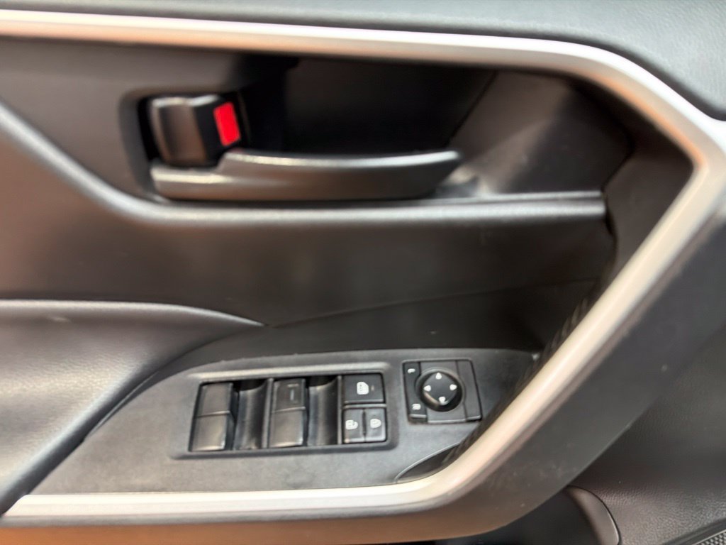 Used 2022 Toyota RAV4 LE AWD/4WD image 23