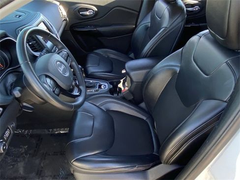 Used 2020 Jeep Cherokee Latitude Plus image 6