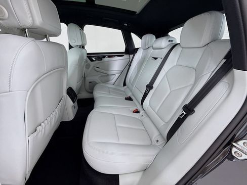Certified 2025 Porsche Macan AWD/4WD image 25