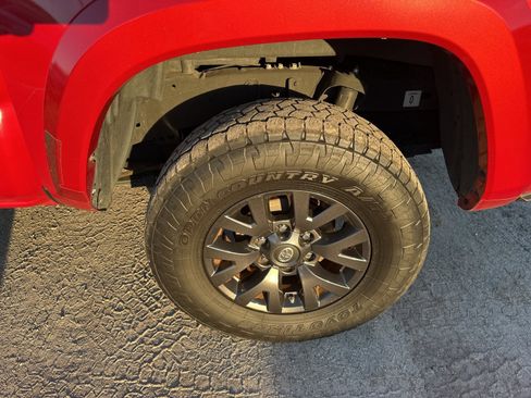 Used 2020 Toyota Tacoma SR5 image 6